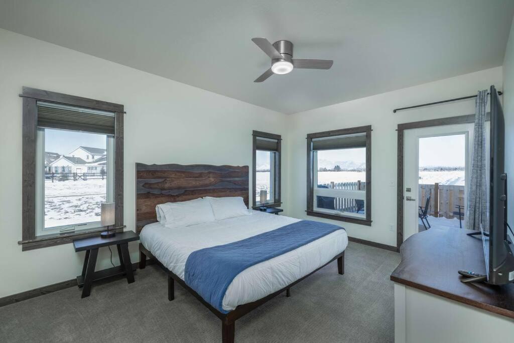 Holiday home New 3br In W/ Mtn Views And Trails *